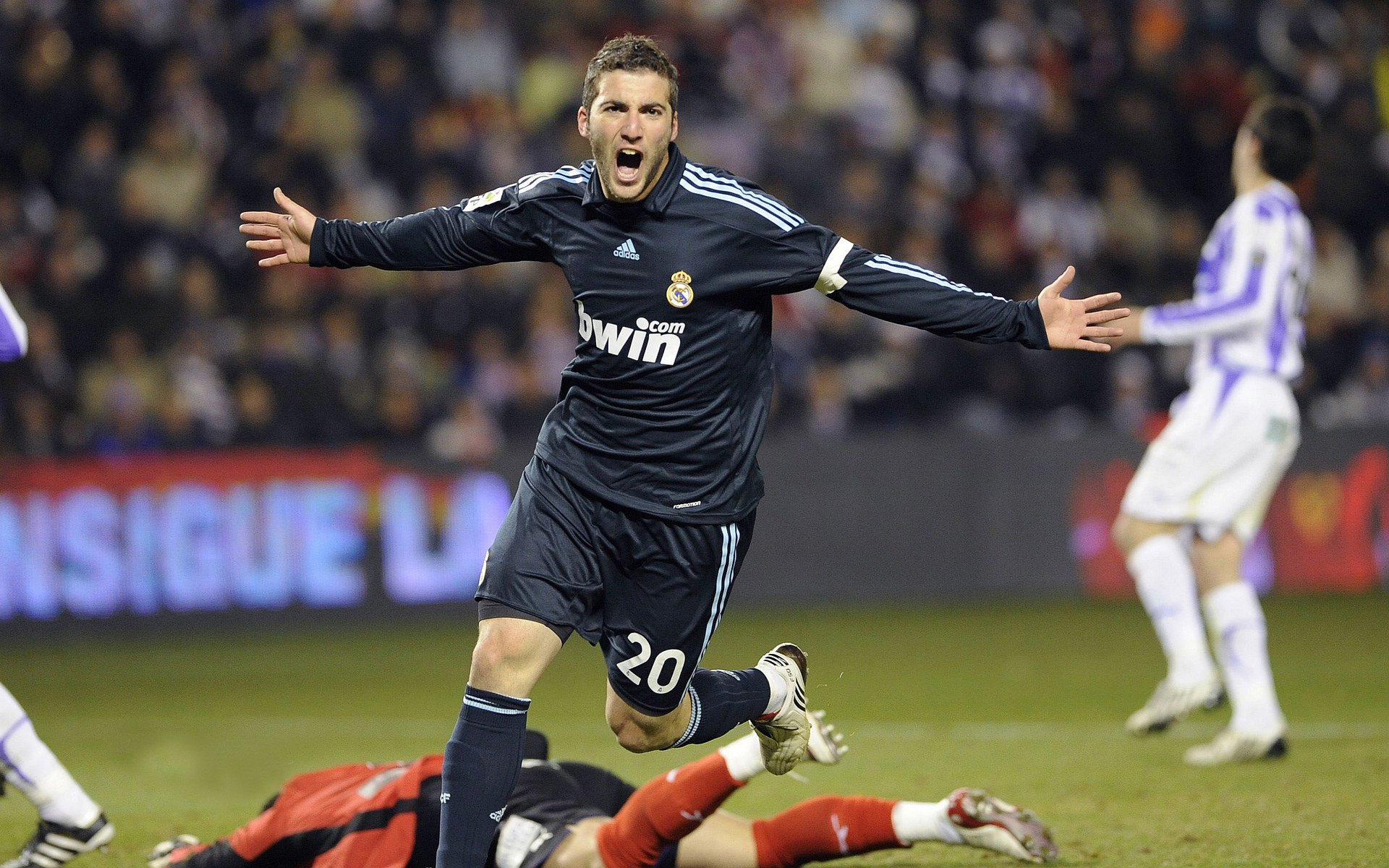 “德甲争冠集团逐步成型,领先球队稳步向前”,德甲冠军时不时来群里看看